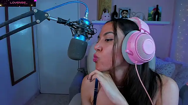 Snapshot of VenusIsLove_ chatting on 01.15.25 VenusIsLove online show from 01.15.25