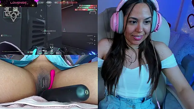 Snapshot of VenusIsLove_ chatting on 02.17.25 VenusIsLove online show from 02.17.25