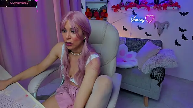 Snapshot of VenusIsLove_ chatting on 10.26.25 VenusIsLove online show from 10.26.25