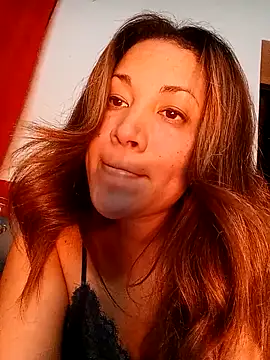 Snapshot of dulcessecretos chatting on 12.04.25 dulcessecretos online show from 12.04.25