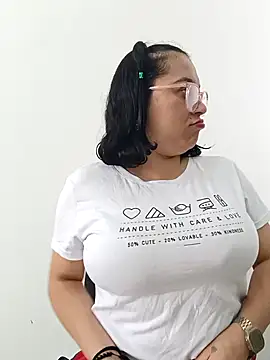 Caroline-17 online show from 11.13.25