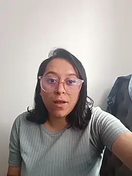 Caroline-17 online show from 11.23.25