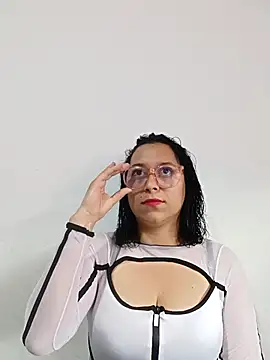 Caroline-17 online show from 11.28.25