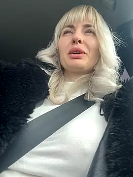 Snapshot of blondegirlx chatting on 11.12.25 blondegirlx online show from 11.12.25