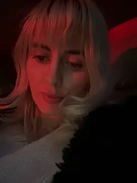 Snapshot of blondegirlx chatting on 11.26.25 blondegirlx online show from 11.26.25