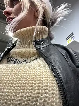 Snapshot of blondegirlx chatting on 12.20.25 blondegirlx online show from 12.20.25