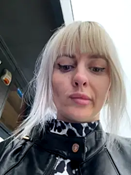 Snapshot of blondegirlx chatting on 12.21.25 blondegirlx online show from 12.21.25