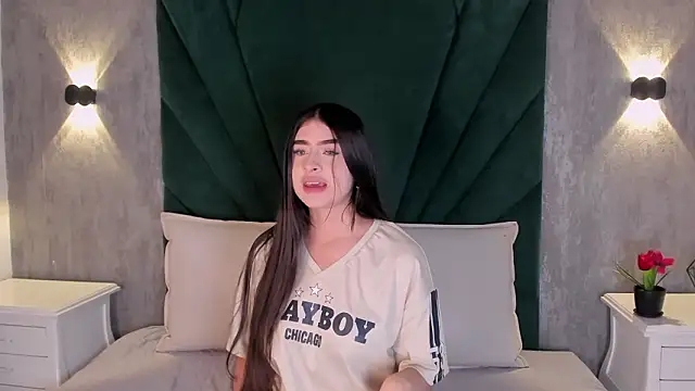 Snapshot of EmiliClarke chatting on 03.02.26 EmiliClarke online show from 03.02.26