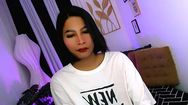 Snapshot of YourPrettyBella_TS chatting on 05.22.26 YourPrettyBella TS online show from 05.22.26