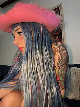 Snapshot of NinaHex chatting on 11.14.25 NinaHex online show from 11.14.25