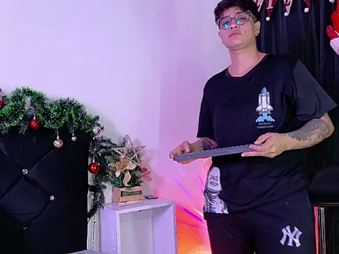 Snapshot of zarek_boston chatting on 12.04.25 zarek boston online show from 12.04.25