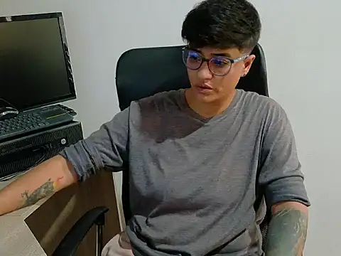 Snapshot of zarek_boston chatting on 12.17.25 zarek boston online show from 12.17.25