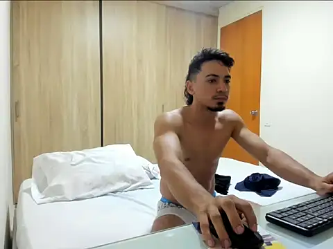 Snapshot of bbenboxer chatting on 11.18.25 bbenboxer online show from 11.18.25