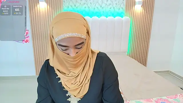 Snapshot of Lina_arabiann chatting on 11.25.25 Lina arabiann online show from 11.25.25