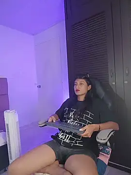 YeseniaRodriguez3 online show from 04.25.26
