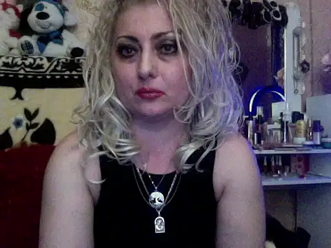 xHot Amazonq online show from 11.18.25