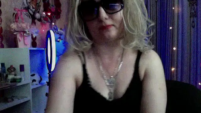 Snapshot of xHot_Amazonq chatting on 03.28.26 xHot Amazonq online show from 03.28.26