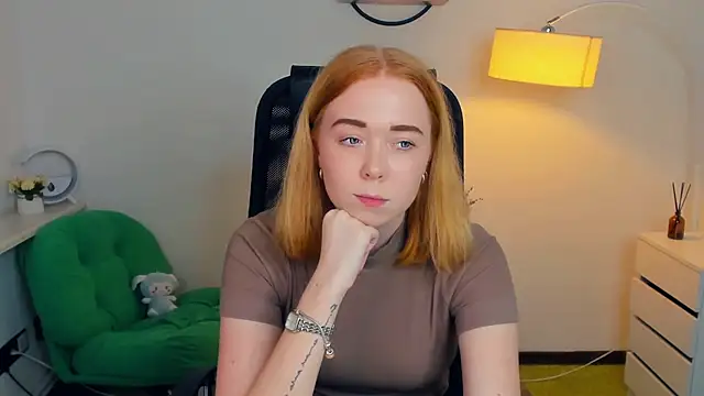 Snapshot of AddieOsler chatting on 11.12.25 AddieOsler online show from 11.12.25