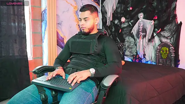 Snapshot of Tiler_wolker chatting on 10.31.25 Tiler wolker online show from 10.31.25