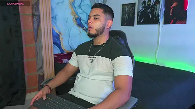 Snapshot of Tiler_wolker chatting on 11.12.25 Tiler wolker online show from 11.12.25