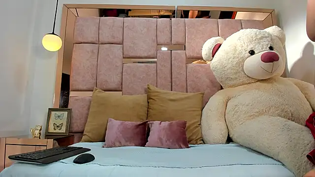 Snapshot of naomy_sexy_ chatting on 11.21.25 naomy sexy online show from 11.21.25