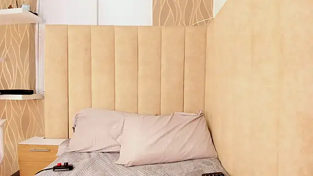 Snapshot of NhoanBrunette chatting on 11.28.25 NhoanBrunette online show from 11.28.25