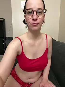 Snapshot of CreamedKitten chatting on 12.15.25 CreamedKitten online show from 12.15.25