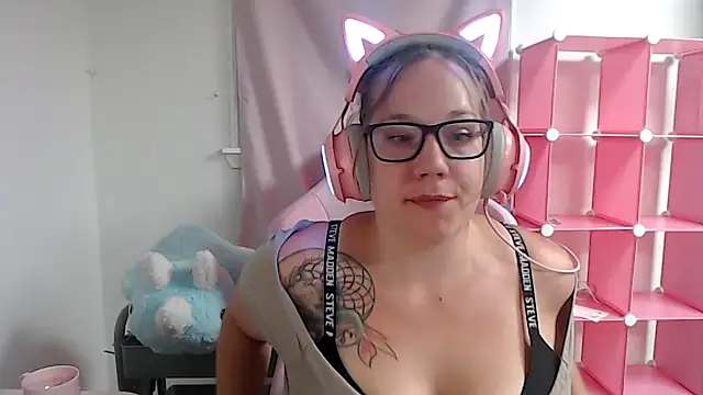 Snapshot of VixxyKitt3n chatting on 10.27.25 VixxyKitt3n online show from 10.27.25