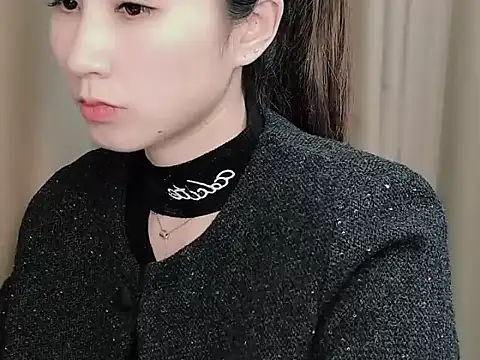 Snapshot of lvy-002 chatting on 11.03.25 lvy-002 online show from 11.03.25