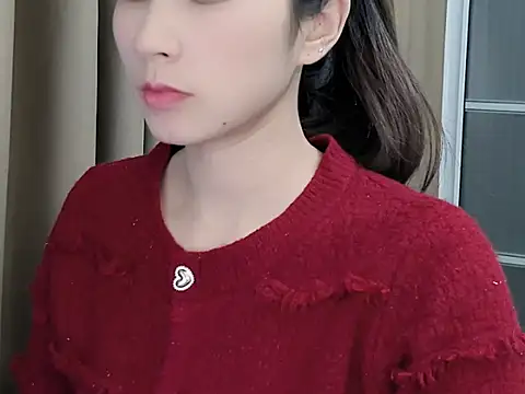 Snapshot of lvy-002 chatting on 11.05.25 lvy-002 online show from 11.05.25