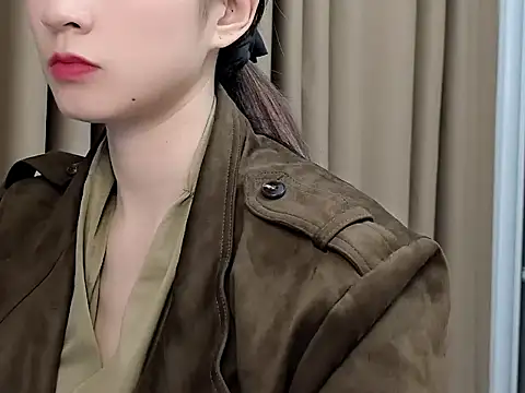 Snapshot of lvy-002 chatting on 11.12.25 lvy-002 online show from 11.12.25