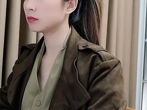 Snapshot of lvy-002 chatting on 11.15.25 lvy-002 online show from 11.15.25