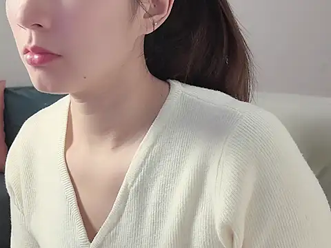 Snapshot of lvy-002 chatting on 11.21.25 lvy-002 online show from 11.21.25