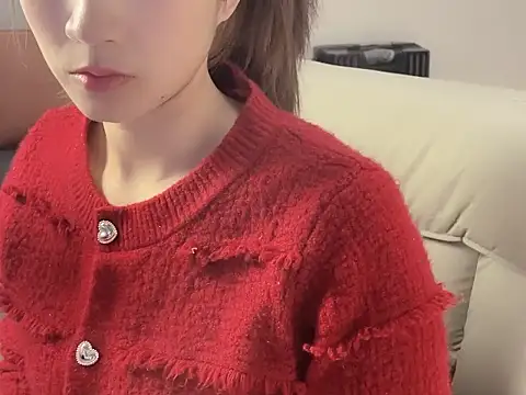 Snapshot of lvy-002 chatting on 11.24.25 lvy-002 online show from 11.24.25