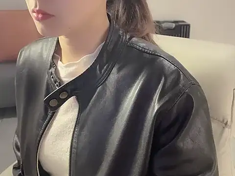 Snapshot of lvy-002 chatting on 11.27.25 lvy-002 online show from 11.27.25