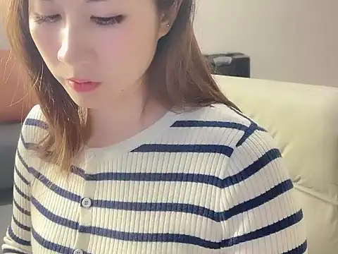 Snapshot of lvy-002 chatting on 11.28.25 lvy-002 online show from 11.28.25