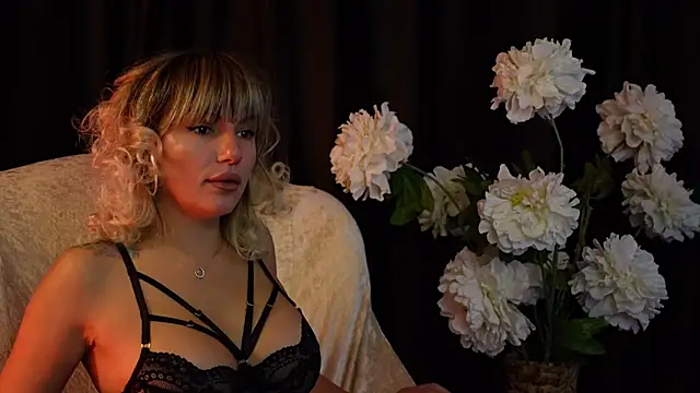 Snapshot of EllaWhisper chatting on 11.02.25 EllaWhisper online show from 11.02.25