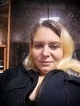 Snapshot of Lana-murr chatting on 10.28.25 Lana-murr online show from 10.28.25