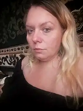 Snapshot of Lana-murr chatting on 10.31.25 Lana-murr online show from 10.31.25