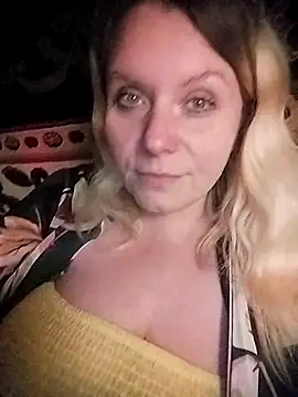 Snapshot of Lana-murr chatting on 10.31.25 Lana-murr online show from 10.31.25