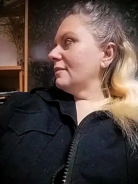 Snapshot of Lana-murr chatting on 11.13.25 Lana-murr online show from 11.13.25