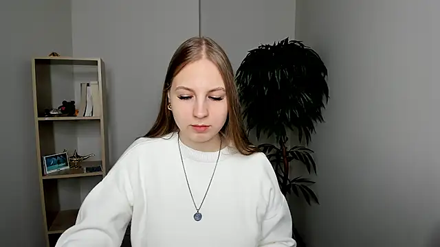 Snapshot of SuziGroody chatting on 10.29.25 SuziGroody online show from 10.29.25