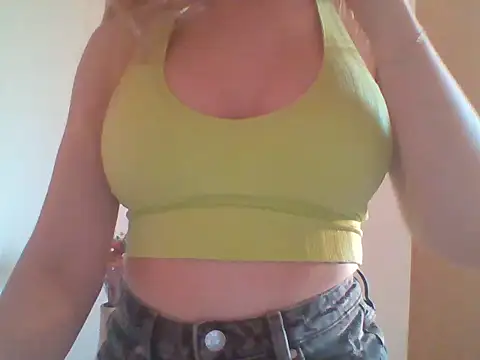 Snapshot of CandyBeeZZ chatting on 10.27.25 CandyBeeZZ online show from 10.27.25