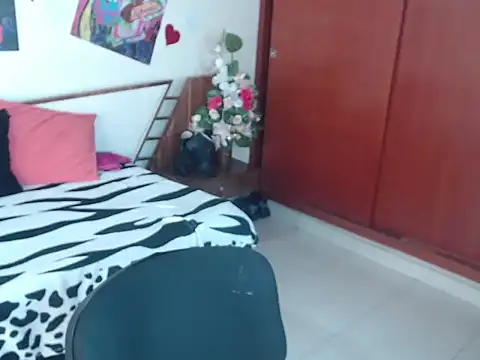 Snapshot of EmmilyConnor chatting on 11.24.25 EmmilyConnor online show from 11.24.25