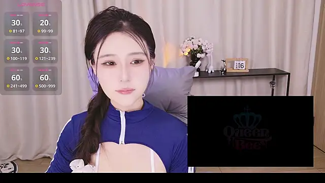 Snapshot of JoJo-ovo chatting on 11.28.25 JoJo-ovo online show from 11.28.25