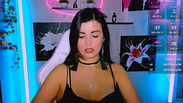 Snapshot of NestiSharm chatting on 11.16.25 NestiSharm online show from 11.16.25