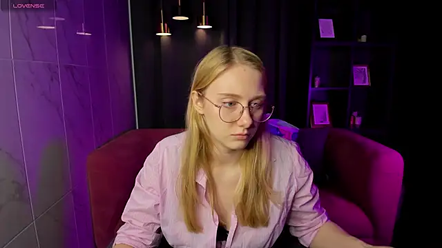 Snapshot of Liana_Ln chatting on 12.15.25 Liana Ln online show from 12.15.25