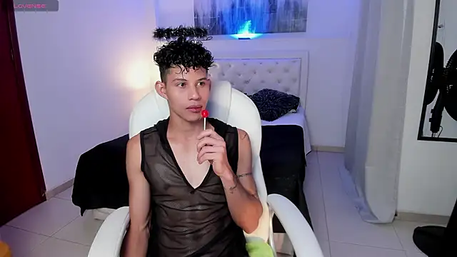 KamiSuarez online show from 02.25.26