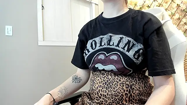 Snapshot of DakotaRussell_ chatting on 12.01.25 DakotaRussell online show from 12.01.25