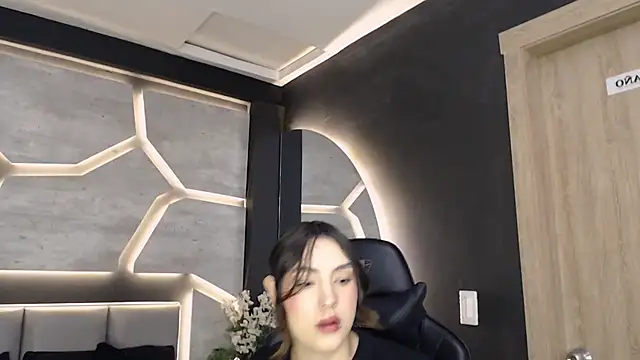 Snapshot of DakotaRussell_ chatting on 12.02.25 DakotaRussell online show from 12.02.25